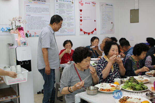 참좋은 행복 나눔재단이 식사를 제공하는 모습(사진=미디어포커스)