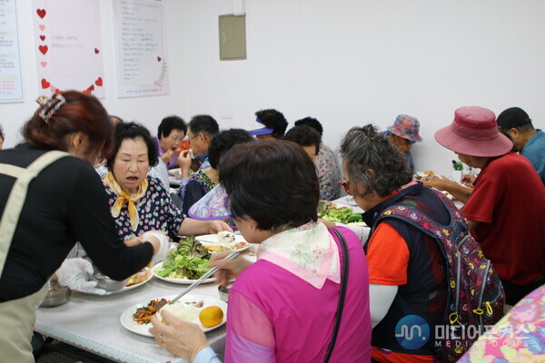 참좋은 행복 나눔재단이 식사를 제공하는 모습(사진=미디어포커스)