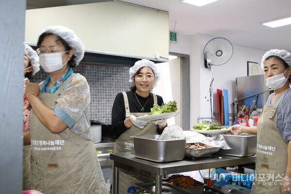 참좋은 행복 나눔재단이 식사를 제공하는 모습(사진=미디어포커스)