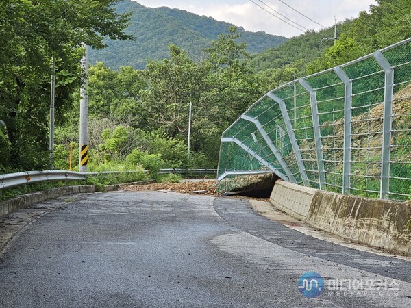 산사태로 파크 골프장 진입로가 막혀있다. (사진=김병호 논설주간)