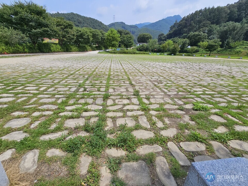 파크골프장 내 바닥 조경석을 깔아 사용하고 있다.(사진=김병호 논설주간)