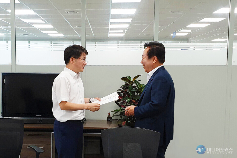 권기창 시장이 기재부 김동일 예산실장을 만나고 있다. (사진=안동시)