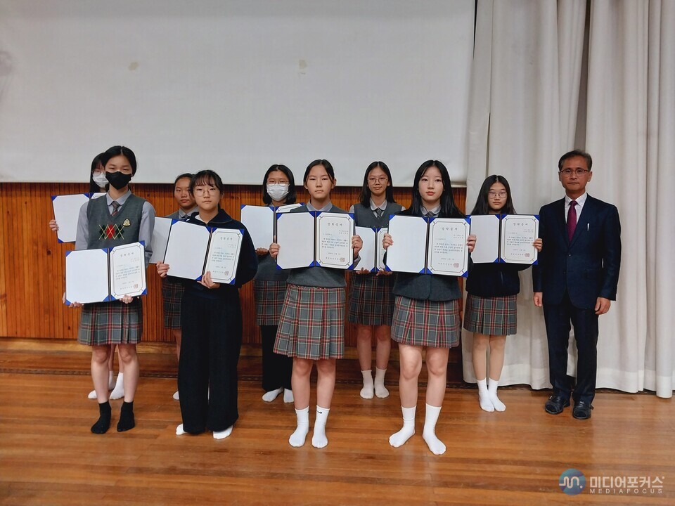 장학금 전달 모습(제천여중)