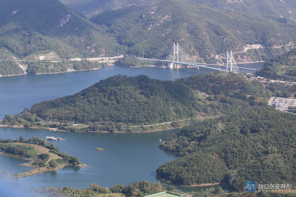 비봉산에서 바라본 청풍호(김병호 논설주간)