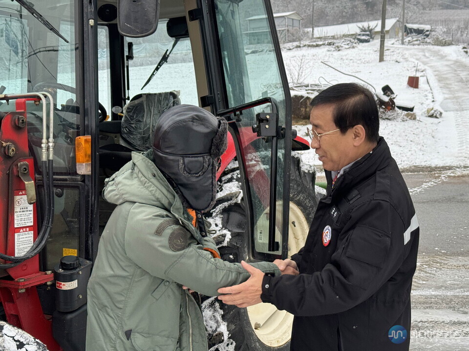 제설 작업자를 찾아 격려 중인 김문근 단양군수(단양군)