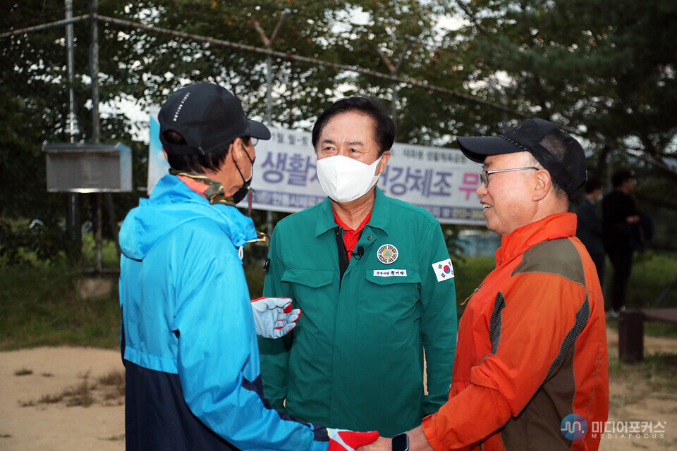 현장에서 주민들의 의견을 청취하는 권기창 시장(안동시)