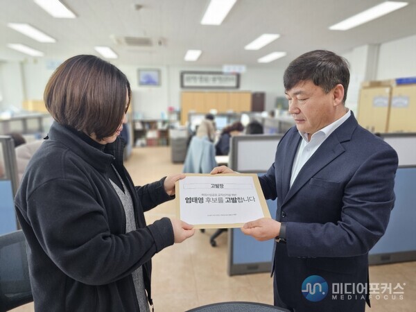 이경용 캠프 관계자가 선관위에 고발장을 제출하고 있다. (이경용 캠프)