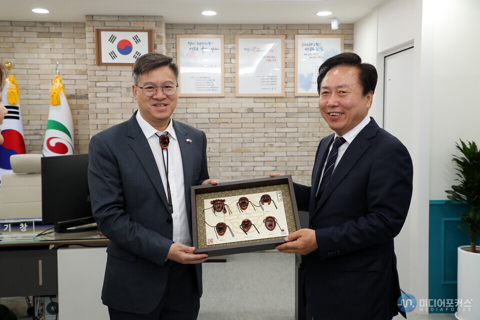 진일표 주부산 중국 총영사(왼쪽)과 권기창 시장(안동시)