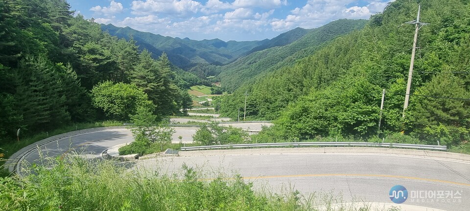 덕산기를 가기위해 넘은 문치재, 구불구불한 길이 롱보드 최고의 코스로 알려지면서 많은 관광객들이 찾고 있다. (김진 기자)