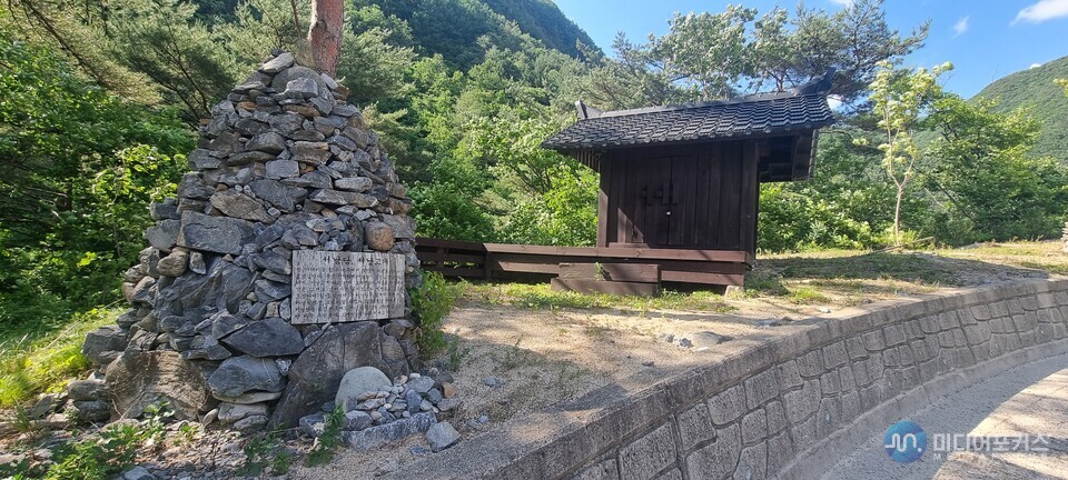 덕산기 마을 입구 서낭당, 매년 음력 정월 초닷세에 마을 주민들이 모여 제사를 지낸다고 한다.(김진 기자)