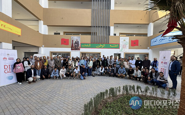 DigiSchool students and teachers